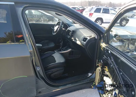 2018 Jeep Compass Latitude 4X4 z USA, uszkodzony, nr VIN 3C4NJDBB4JT262228